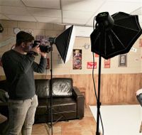 Bart Romeijn aan het fotograferen in de studio